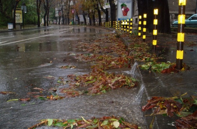 Обстановката във Варна - наводнени улици, затворени подлези, закъсали коли