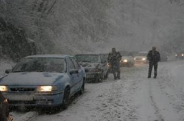 В Антоново всички пътища са непроходими, 60 села без ток