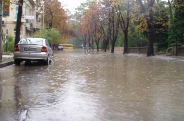 Десетки блокирани автомобили, райони останаха без ток