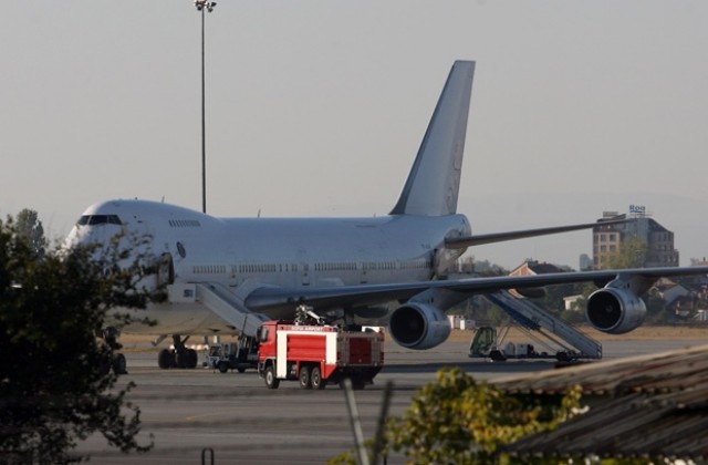 Товарен самолет кацна аварийно в София