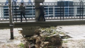 Огромен кратер се отвори до Икономическия