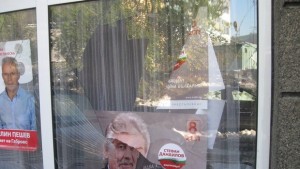 Клубът на БСП Габрово осъмна със счупени прозорци