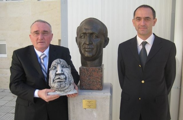 РЗС занесе бюст на Борисов в Музея на социализма