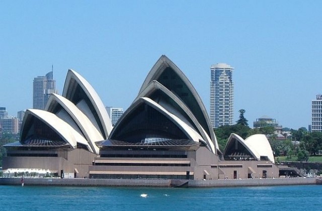 Резултат с изображение за Елизабет II открива официално прочутата опера в Сидни, Австралия.