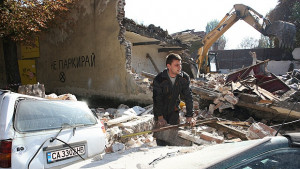 Стена се срути в центъра на София смаза два автомобила