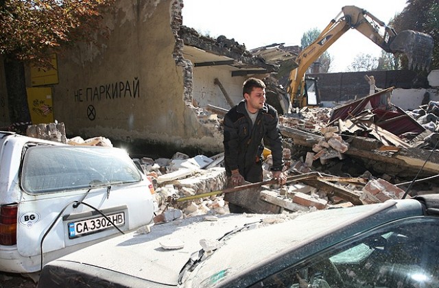 Стена се срути в центъра на София, смаза два автомобила
