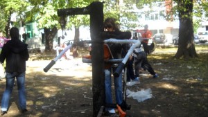 Вандалски акт съсипа фитнес площадка дарение за Враца