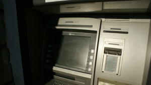 Откриха скимиращо устройство на банкомат в Габрово