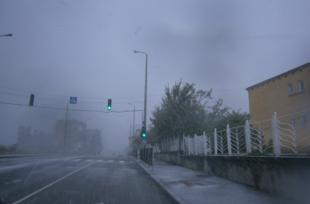 Работата по отстраняване на проблемите след бедствието продължава