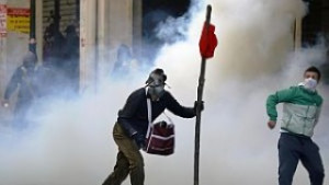 Протестите в Гърция продължават след като парламентът одобри закона за