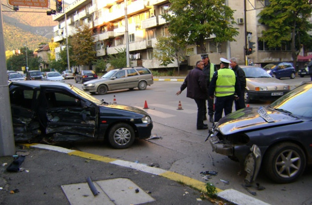 Трима врачани пострадаха при тежка катастрофа