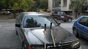 Забиха четири кирки в автомобилa на доктор