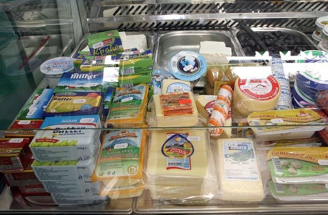 Агенцията по храните затвори два склада и магазин заради фалшиво сирене