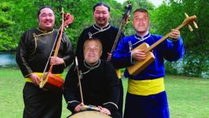Алкохолен делириум и гърлено пеене в Шведска маса