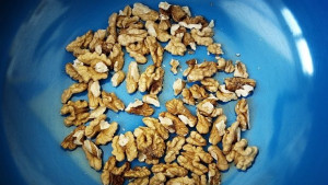 Деца задигнаха 140 кг орехи