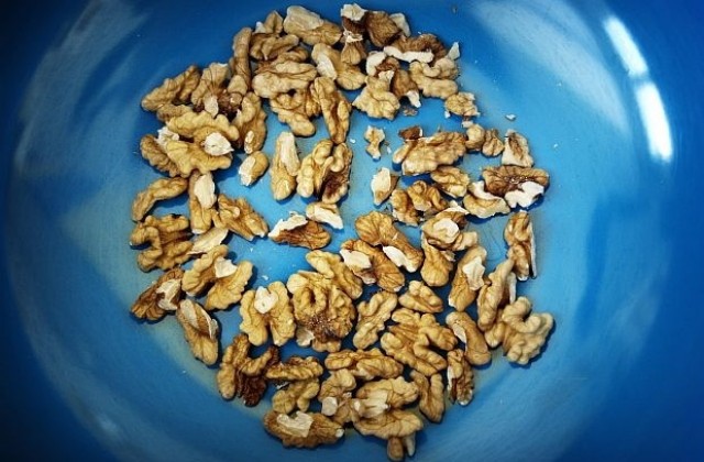 Деца задигнаха 140 кг орехи