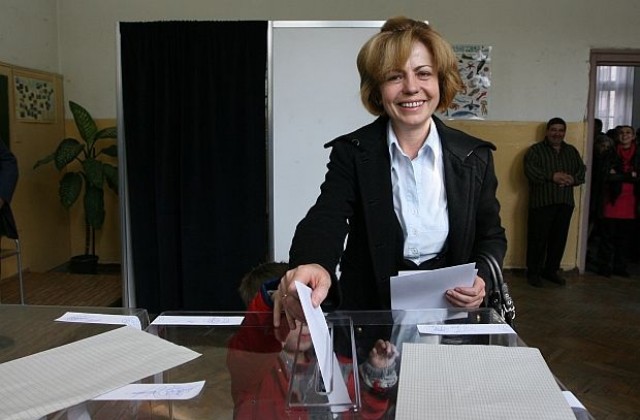 Фандъкова гласува в столичния квартал „Иван Вазов”