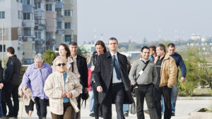 Костадин Костадинов гласува в класната стая на сина му