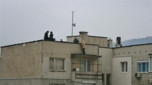 5 часа мъж заплашваше да скочи от блок спасиха го