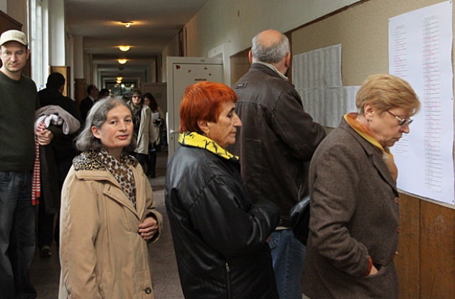 Избирателната активност е 15,8% за президент и 16,59% за местна власт към 13 часа