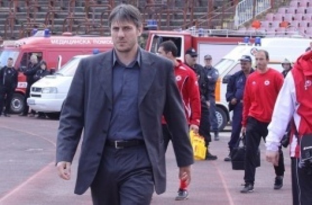 Адалберт Зафиров излиза на сцената