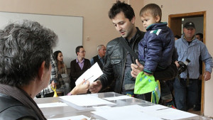 Избирателната активност е 2359 за президент и 2465 за местна