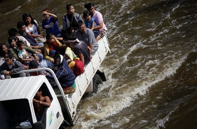 Наводненият Банкок е обявен за зона на стихийно бедствие