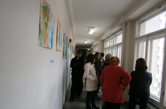 Дълги опашки пред секциите и в Габрово