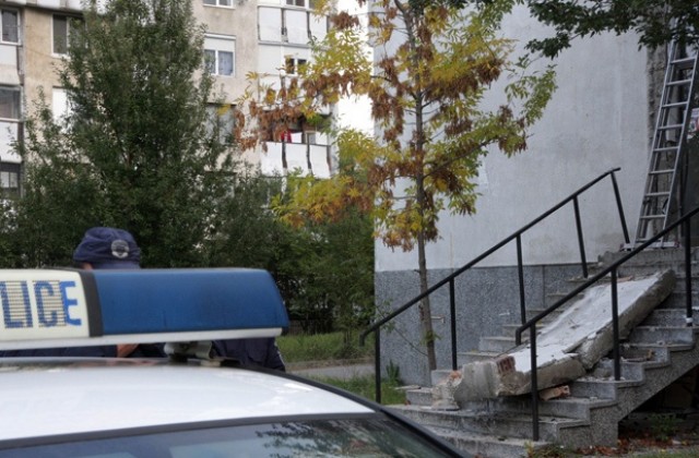 Двама пострадаха в София след срутването на бетонна козирка