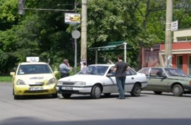 Мъж и жена пострадаха при катастрофа