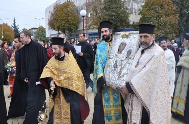 Димитровград посреща Димитровден с иконата на Св. Богородица Златна ябълка