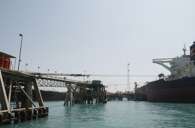 Кораб с 450 тона дизелово гориво потъна в Персийския залив