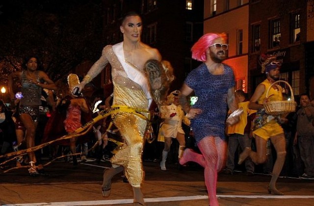 Мъже на токчета за Хелоуин