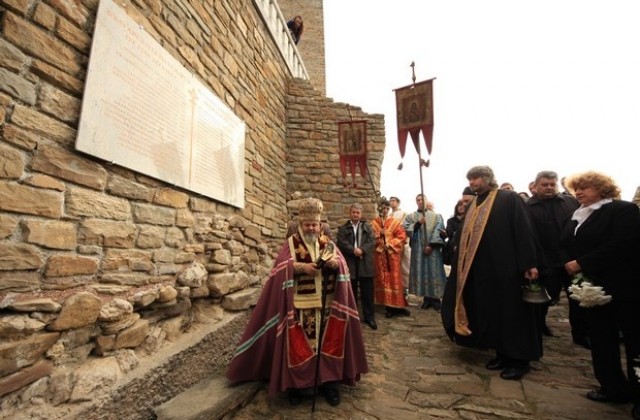 Мемориална плоча с имената на българските патриарси поставиха на Царевец