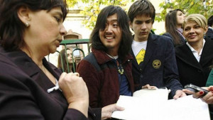 Японският природозащитник който пътува пеша към Лондон засади дърво в