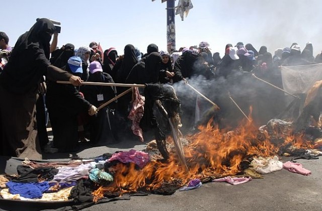 Йеменки подпалиха традиционни забрадки в знак на протест срещу репресиите
