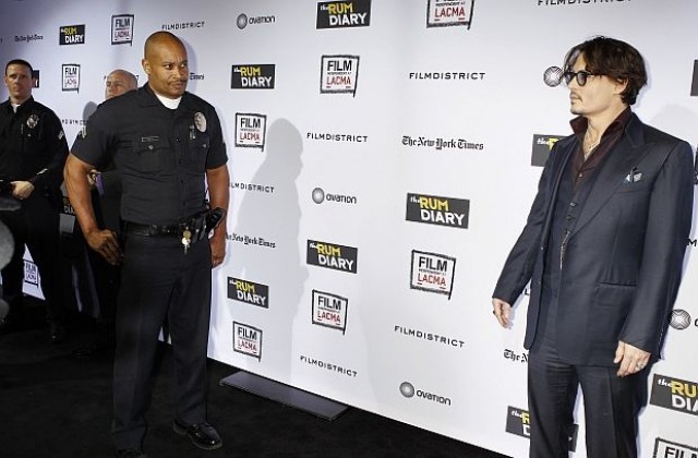 Джони Деп не може да стои на краката си