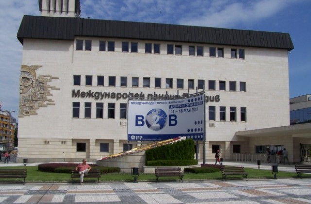 Кралска кобра и най-голямата боа идват на „Зоо ревю“ в панаира