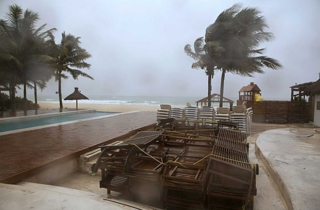 Ураганът Рина отслабна до тропическа буря, докато наближаваше Мексико