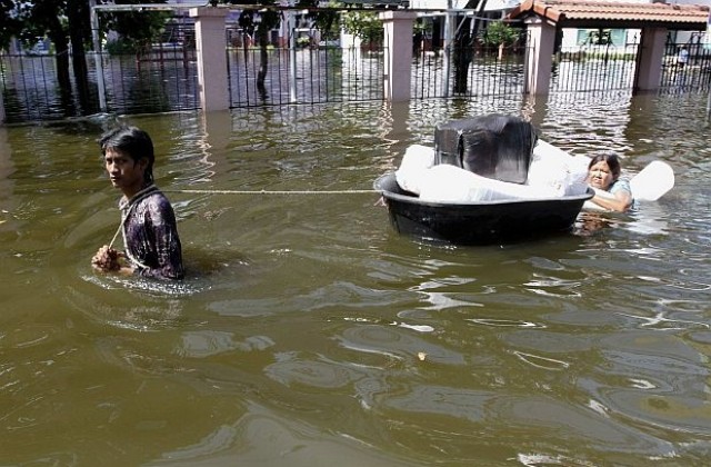 Паника и масово евакуиране в Банкок заради наводнения