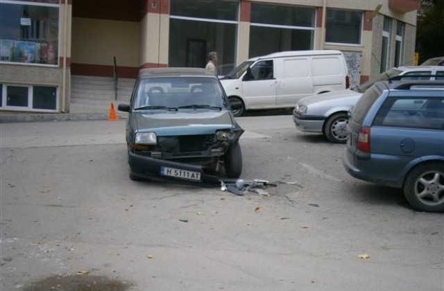 Два автомобила се сблъскаха на кръстовище в Шумен