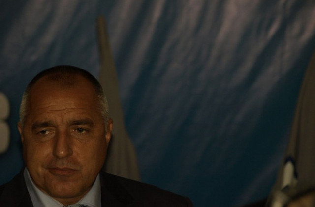 Премиерът: Аз не се целувам с мъже