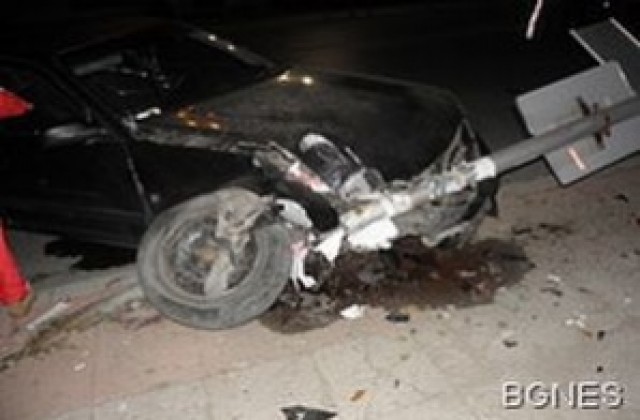 Кола се заби в стълб в Благоевград, водачът избяга