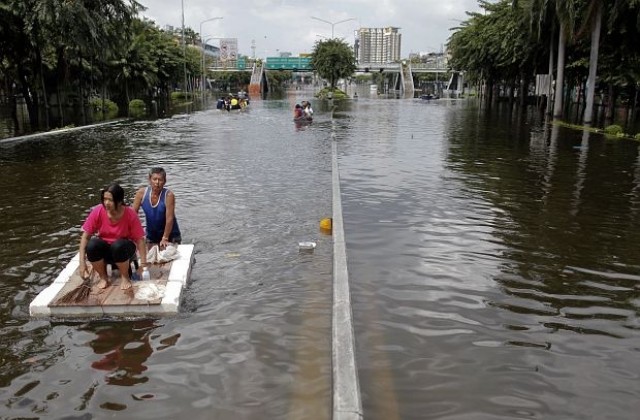 Обстановката в Банкок се усложнява заради наводненията