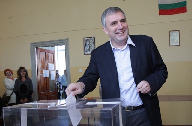 Калфин гласува с надежда България да върви напред като европейска държава