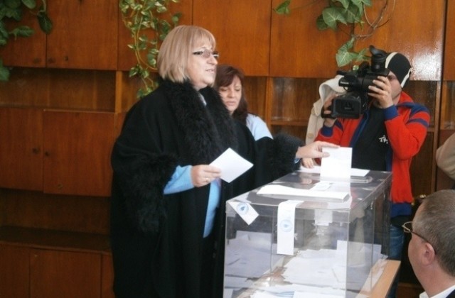 Цецка Цачева гласува за промяна