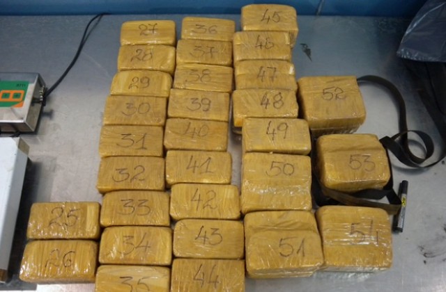 Баща и дъщеря спипани с 42 кг хероин на Дунав мост