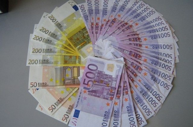 Митничари от Аерогара София задържаха двама, укривали 53 000 евро