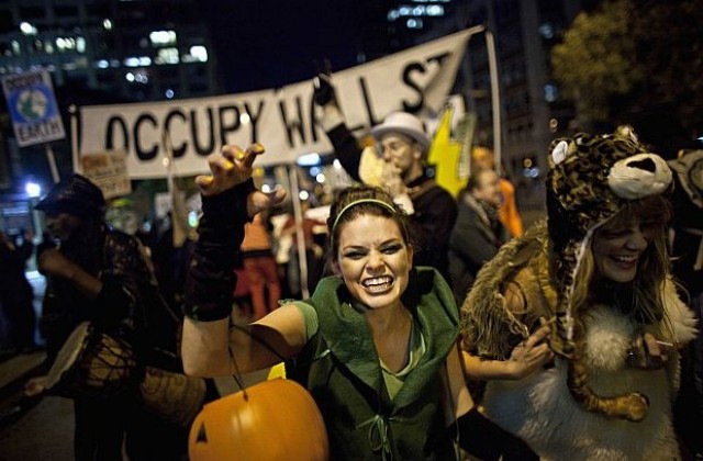 Призракът на Окупирай Уолстрийт завладя шествието по повод Хелоуин в Ню Йорк