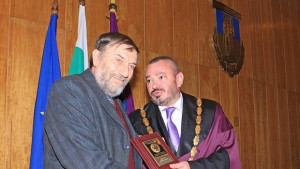Отличиха двама почетни професори на ВТУ дядо Григорий с грамота